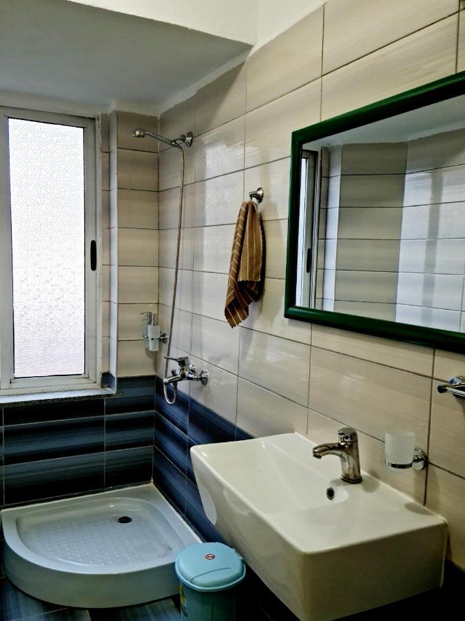 2V1 - 21 Dhjetori Am Apartman Tirana Kültér fotó